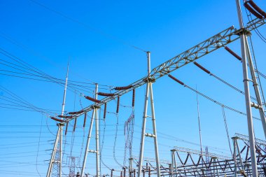 Akşamları enerji tedarik tesisleri.