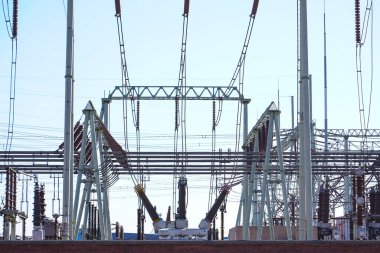 Akşamları enerji tedarik tesisleri.