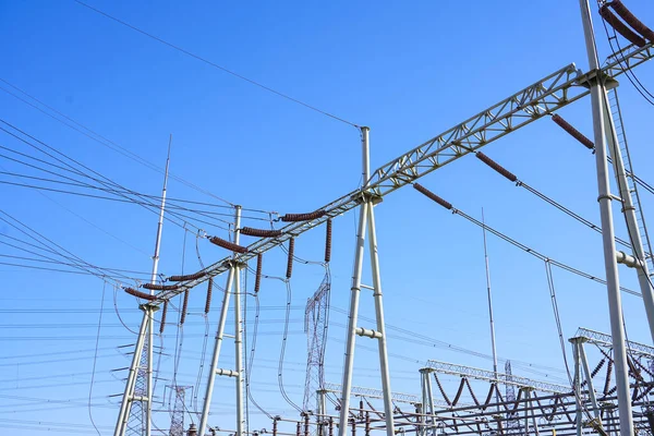 Akşamları enerji tedarik tesisleri.