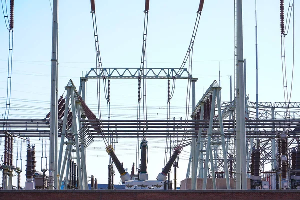 Akşamları enerji tedarik tesisleri.