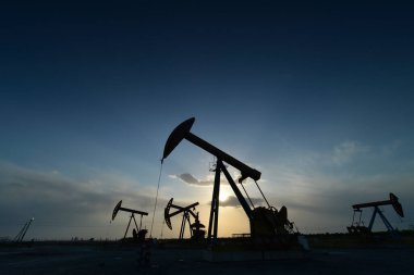 Petrol pompası açık hava sahnesinde çalışıyor