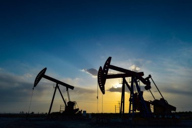 Petrol pompası açık hava sahnesinde çalışıyor