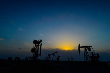 Petrol pompası açık hava sahnesinde çalışıyor