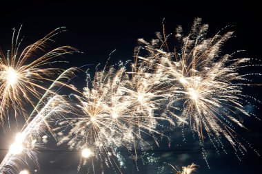 Akşam gökyüzünde havai fişekler ve havai fişekler patladı.