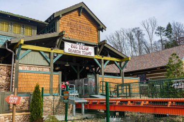 Pigeon Forge, Tennessee, ABD 'deki Dollywood lunaparkındaki Big Bear Dağ hız trenine giriş.