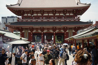 Hozomon 'un Senso-ji Tapınağı Asakusa, Tokyo, Japonya' ya giriş kapısından büyük bir ziyaretçi kalabalığı geçiyor.
