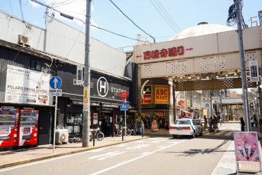 17 Haziran 2025 'te Japonya' nın Nagoya kentindeki ünlü Osu Alışveriş Caddesi hipermarketinden geçen arabalarla bir cadde boyunca yürümek