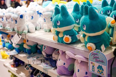 18 Haziran 2025 'te Japonya' nın Osaka kentindeki ünlü Shinsaibashi-Suji Alışveriş Caddesi 'ndeki Pokemon Center Osaka DX' in içinde rafa doldurulmuş pokemon pokemon pokemonu.