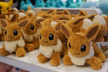18 Haziran 2025 'te Japonya' nın Osaka kentindeki ünlü Shinsaibashi-Suji Alışveriş Sokağı 'ndaki Pokemon Center Osaka DX' in içindeki bir rafa pokemon doldurdu.
