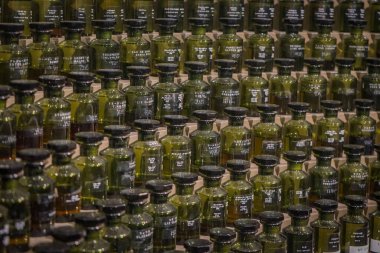 Japonya, Oita, Beppu 'daki Oita Parfüm Müzesi' ndeki parfüm şişesi örneklerine yakından bakın.