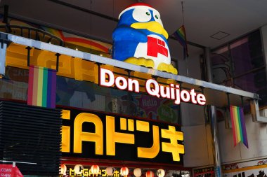 Shibuya, Tokyo, Japonya şehir merkezindeki Mega Don Kişot tabela ve maskotunun yakın görüntüsü