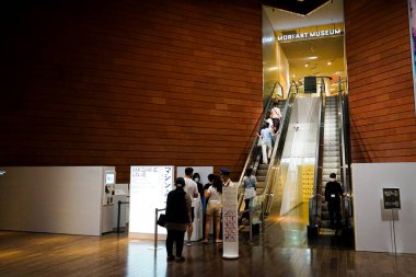 Minato, Tokyo, Japonya 'daki Roppongi Hills Mori Kulesi' ndeki Mori Sanat Müzesi 'ne yürüyen merdivenlerle giriş.