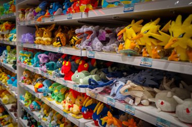 Japonya 'nın Hiroşima kentindeki Hiroşima İstasyonu Pokemon Merkezi' nde pokmon doldurulmuş hayvanları yeni fiyatlarla listelenmiş bir rafa yakından bakın.