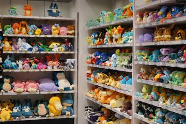 Hiroşima Pokemon Merkezi 'ndeki renkli pokemon oyuncaklarıyla dolu raflar 11 Haziran 2025' te Japonya 'nın Hiroşima şehrinde