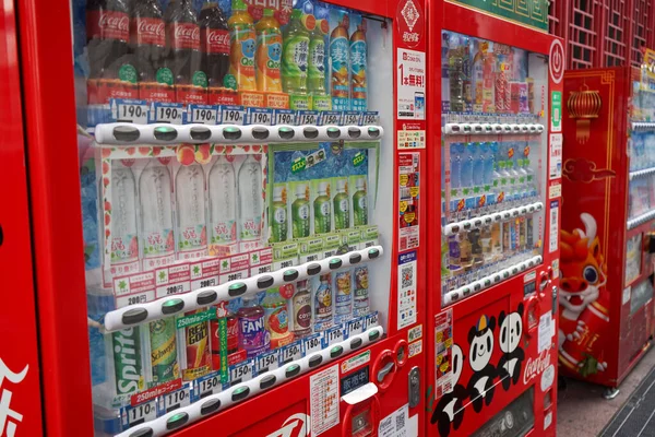 Kobe 'nin Çin Mahallesi' nde Kobe, Hyogo, Japonya 'daki Kobe, Hyogo, Japonya' da yen cinsinden fiyatlarla satılan kırmızı Japon satış makineleri ve diğer içecekler.