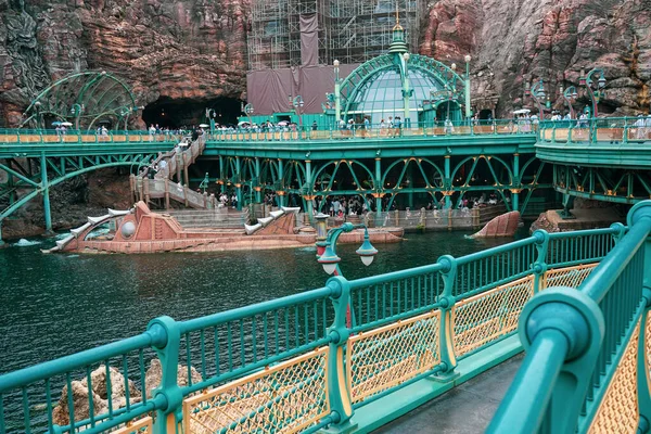 Tokyo DisneySea 'nin Gizemli Adası' nın etrafından geçen mavi yollar.