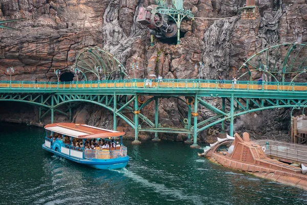 Japonya 'daki Tokyo DisneySea' nin Gizemli Adası 'ndaki bir su yolundan denize açılır.