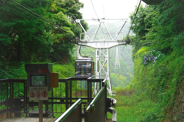 Nihondaira Ropeway 'deki teleferik, dağlardan ve Shizuoka, Japonya' daki Suruga Ward 'daki bir ormandan geçtikten sonra Kunozan Toshogu Tapınağı platformuna ulaşır.