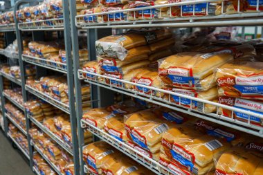 Albuquerque, New Mexico, ABD 'deki Sam' s Club süpermarketinde Sara Lee marka sosisli ve hamburgerler.