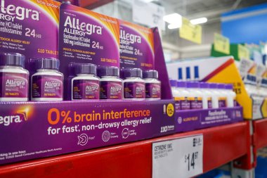 Allegra 'nın Albuquerque, NM, ABD' deki Sam 's Club süpermarketinin rafındaki uyku tutmayan alerji ilaçlarına yakından bakın.