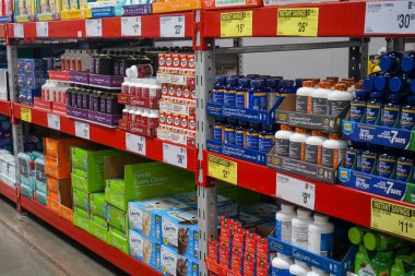 Sam 's Club' ın Albuquerque, NM, ABD 'deki bir süpermarketinin sağlık koridorunda rafta duran sıra sıra besin takviyeleri.