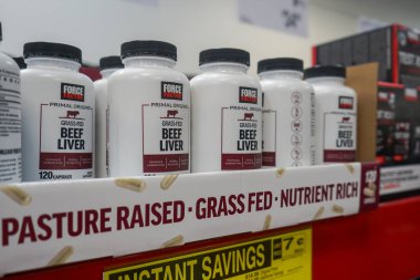 Albuquerque, NM, ABD 'deki Sam' s Club süpermarketinin rafındaki Force Factor markasından sığır ciğeri kapsülleri için destek şişelerine yakından bakın.