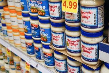 Miracle Whip marka kavanozlar, bir mayonez alternatifi, raflarda Smith 'in Albuquerque, NM, ABD' deki bir marketinde etiketli.