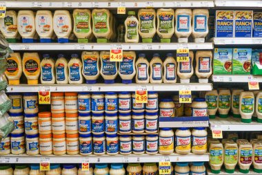 Kraft ve Miracle Whip gibi mayonez, salata sosu ve diğer çeşitler, Albuquerque, NM, ABD 'deki Smith' in marketindeki bir rafta.