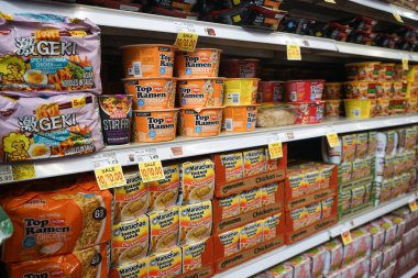 Albuquerque, NM, ABD 'deki Smith' in marketinde çeşitli hazır ramen erişteleri bulunan koridor.