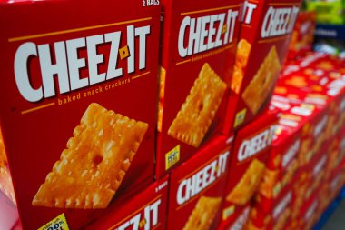 Albuquerque, NM, ABD 'deki Sam' s Club 'ın içine istiflenmiş Cheez-It atıştırmalık kutularının yakın görüntüsü.