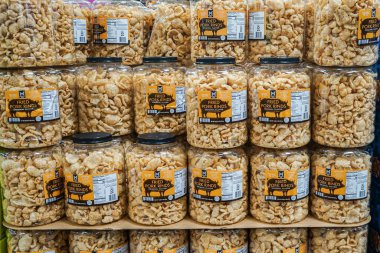 Sam 's Club Albuquerque, NM, ABD' deki abur cubur reyonuna yığılmış Üye Mark domuz derisi plastik kovaları yakın görünüm