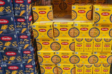 Barilla Protein + makarna kutularının yanına yakın plan Albuquerque, NM, ABD 'deki Sam' s Club süpermarketinde sıra sıra dizilmiş çeşitli kutular