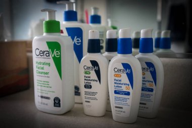 Yüze nemlendirici, güneş kremi ve temizleyici içeren çeşitli Cerave cilt bakım ürünleri.