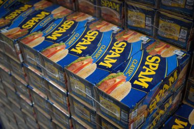 Albuquerque, NM, ABD 'deki Sam' s Club marketinde konserve et konserveleri.