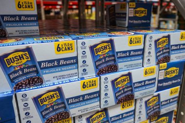 Albuquerque, NM, ABD 'deki Sam' s Club süpermarketinde Bush 'un En İyi Konserve Siyah Fasulyeleri' nin kutularına yakından bakın.