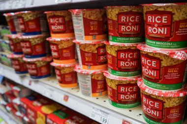 Albuquerque, NM, ABD 'deki Smith' in marketinin rafındaki Rice-A-Roni bardaklarının yakın görüntüsü.