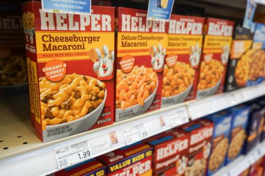 Albuquerque, NM, ABD 'deki Smith' in marketinin raflarındaki çizburger aromalı makarna kutularına yakından bakın.