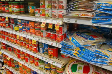 Tortilla çuvalları ve konserve yiyecekler. Latin Gıda bölümündeki raflarda salsa sosu da var. Smith 'in Albuquerque, NM, ABD' deki bir marketinin uluslararası reyonunda.