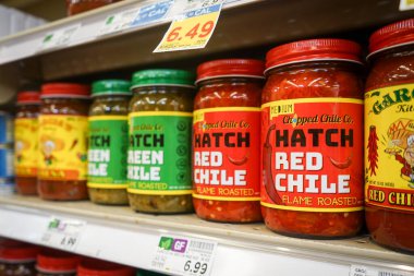 Chopped Chile Co markasından kırmızı ve yeşil biber kavanozları Albuquerque, NM, ABD 'deki Smith' in marketinin rafında.