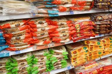 Albuquerque, NM, ABD 'deki bir Smith' in marketinin içindeki uluslararası gıda reyonunda raflarda bulunan farklı markalardaki un tortillaları.