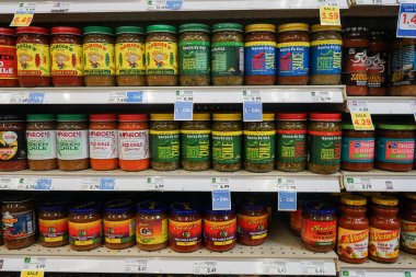 Albuquerque, NM, ABD 'deki Smith' in marketinin raflarında çeşitli New Mexico yeşil şili, kırmızı şili ve salsa markaları var.