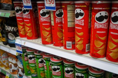 Albuquerque, NM, ABD 'deki Smith' in marketinin raflarındaki Pringles patates cipsi kutuları.