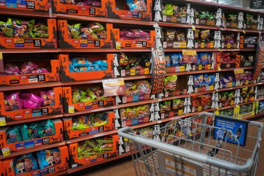 Albuquerque, NM, ABD 'de önünde boş bir alışveriş arabasıyla bir Smith' in marketinin sezonluk koridorunda çeşitli Cadılar Bayramı şekeri markaları bulunuyor.