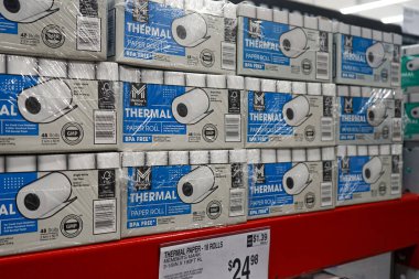 Albuquerque, New Mexico, ABD 'deki Sam' s Club süpermarketinin rafında, Üye Mark marka termal kağıt ruloları var.