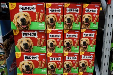 Sam 's Club süpermarketinde istiflenmiş Milk Bone köpek maması kutuları.
