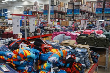 Albuquerque, New Mexico, ABD 'deki Sam' s Club süpermarketinde çocuk kıyafetleri yığını.