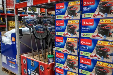 Albuquerque, New Mexico, ABD 'deki Sam' s Club süpermarketinin temizlik malzemeleri reyonundaki Üye 'nin Mark süpürgelerinin yanında satılık bir kutu O-Cedar marka paspası.