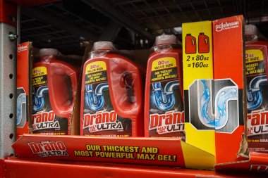 Albuquerque, New Mexico, ABD 'deki Sam' s Club süpermarketinin rafında bir şişe Drano Max Jel Ultra var.
