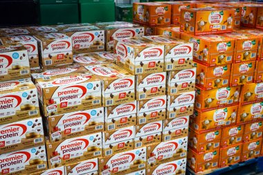 Premier Protein proteinleri kahve ve balkabağı aromalı karışımları Sam 's Club marketinin içinde bir koridorda yığılır.