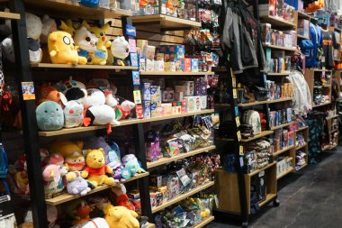 Doldurulmuş hayvanlar ve diğer popüler kültürler, Albuquerque, New Mexico, ABD 'deki Cottonwood Alışveriş Merkezi' ndeki Box Lunch mağazasının raflarında sergileniyor.